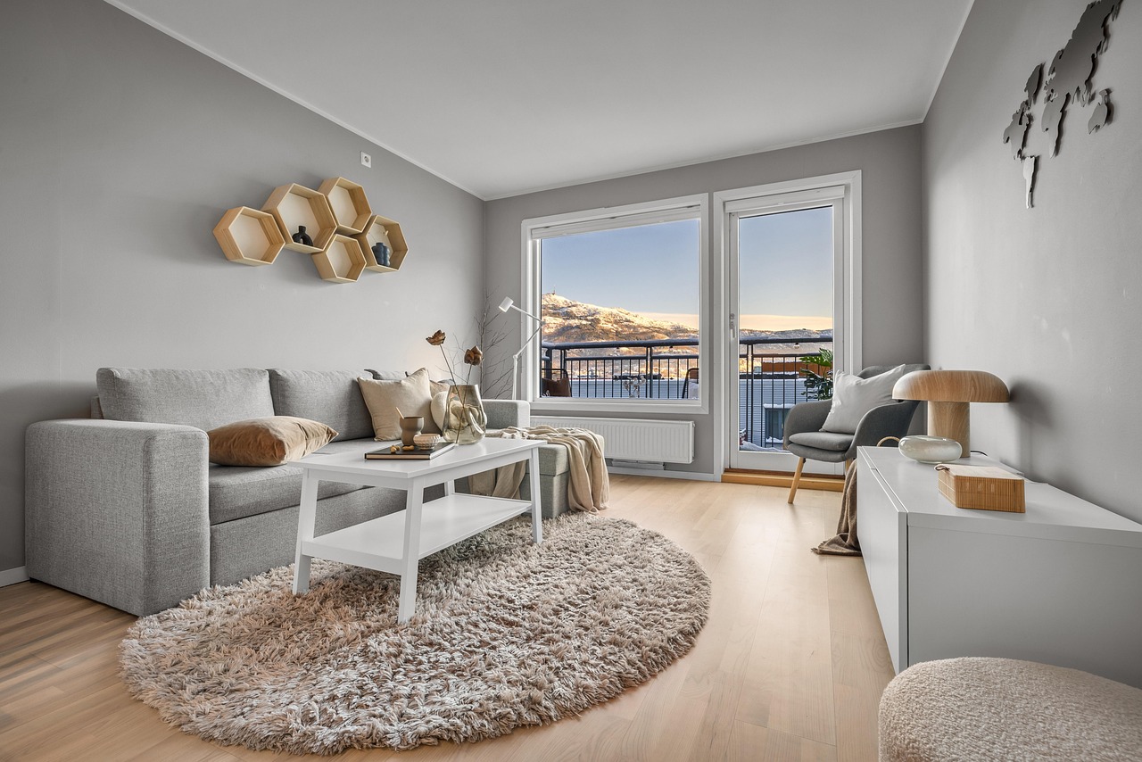 Scandinavische woonkamer met zachte kleuren en licht.