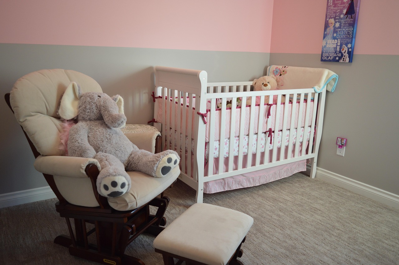 Babykamer met pastel kleuren krijgt modern design.