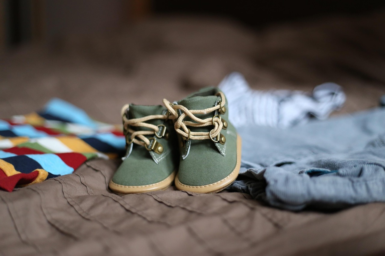 Multifunctioneel kinderbed vervangt pastelwiegje in babykamer.