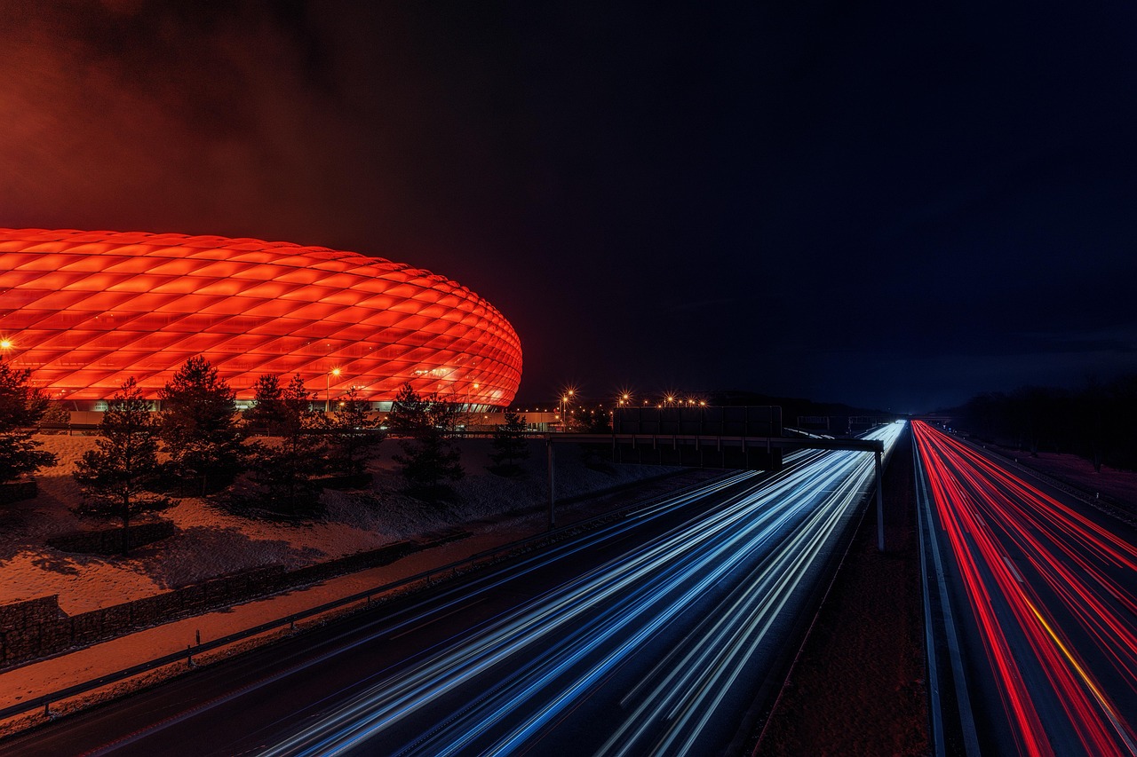 LED-lichtlijnen verlichten sfeervol zomeravondinterieur. LED-lichtlijnen verlichten sfeervol zomeravondinterieur.