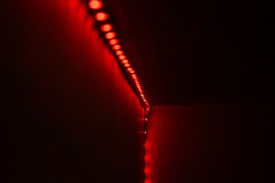 Plafond met LED lichtlijnen bij schemering. Plafond met LED lichtlijnen bij schemering.