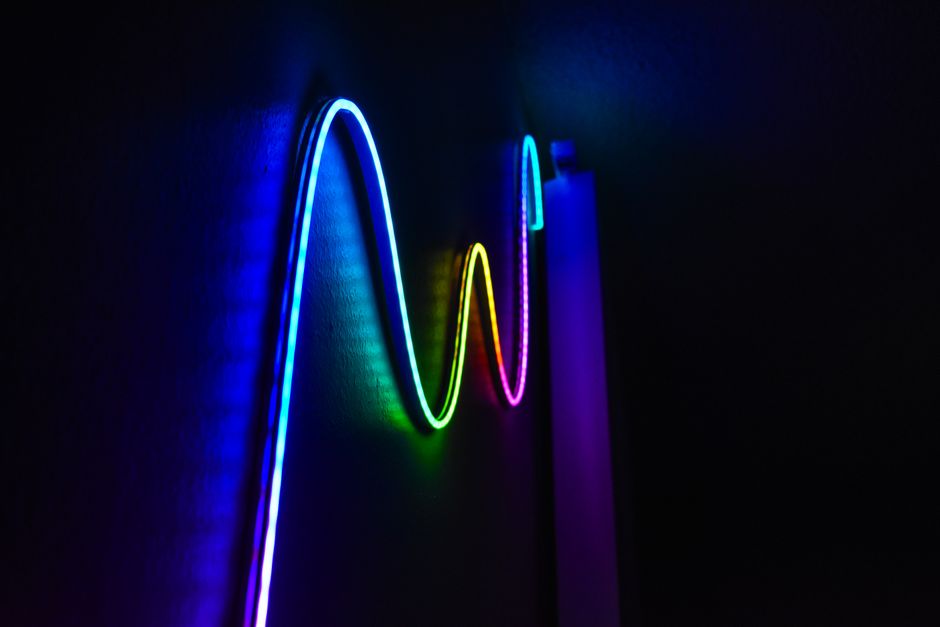 Verlichte LED lichtlijnen accentueren modern plafondontwerp. Verlichte LED lichtlijnen accentueren modern plafondontwerp.