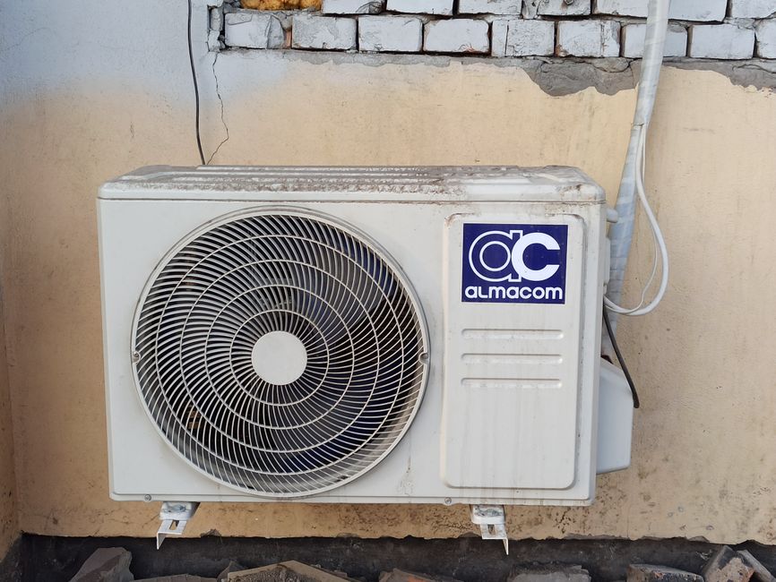Technicus controleert werking van monoblock warmtepomp. Technicus controleert werking van monoblock warmtepomp.