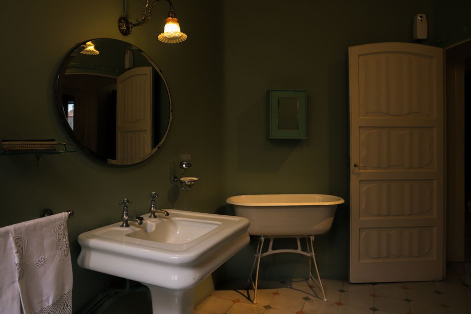 Moderne badkamer met art deco tegels. Moderne badkamer met art deco tegels.