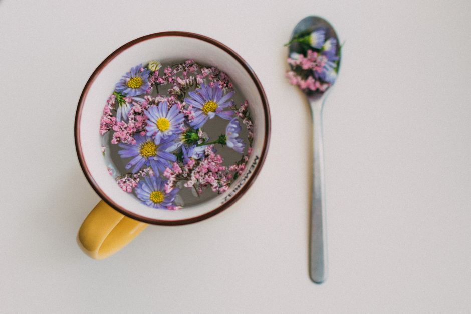Gerecht met eetbare bloemen als decoratie. Gerecht met eetbare bloemen als decoratie.