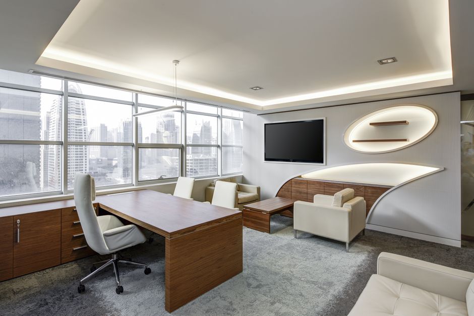 Aquamarijn kantooraccessoires op wit bureau.