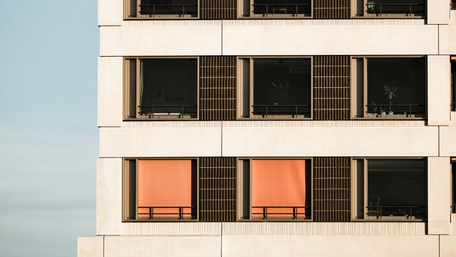 Moderne screens op zonovergoten terras. Moderne screens op zonovergoten terras.