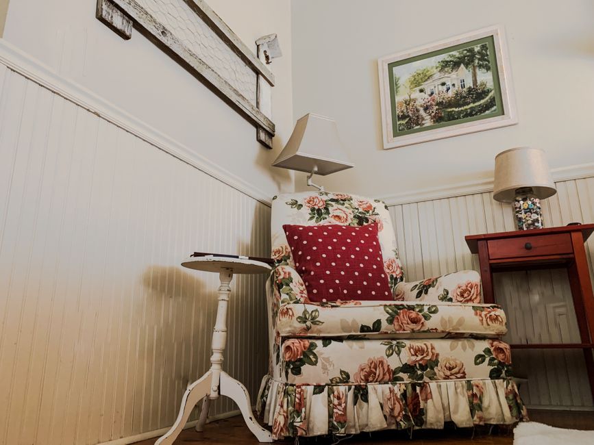 Gezellige woonkamer met Frans-landelijke stijl decor. Gezellige woonkamer met Frans-landelijke stijl decor.