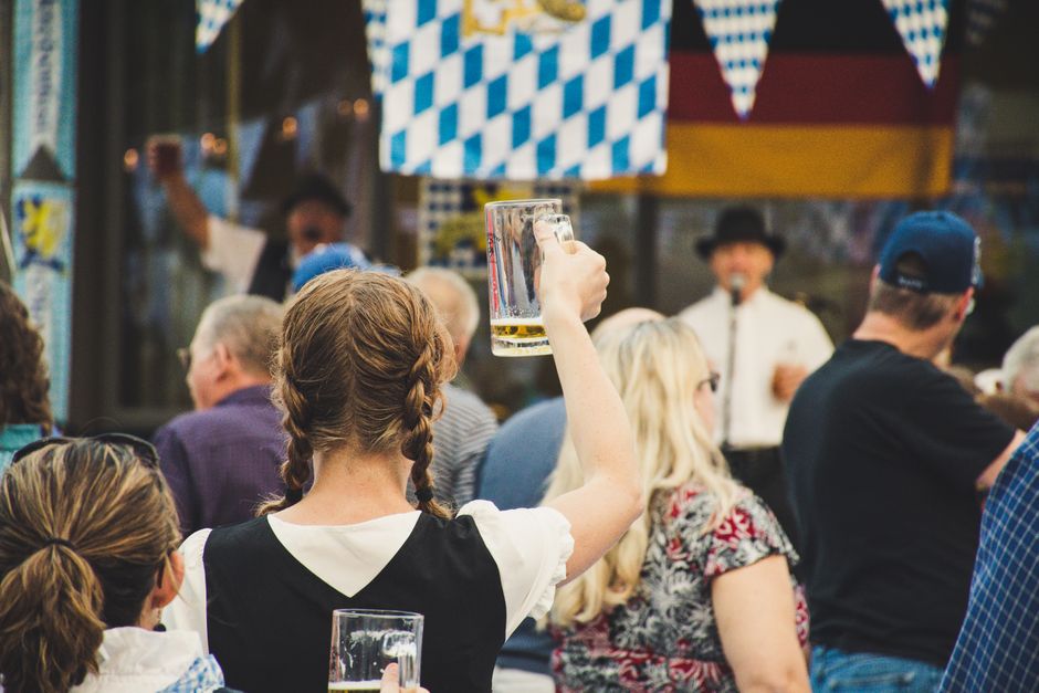 Versierde biertuin met Oktoberfest-vlaggen en lichten. Versierde biertuin met Oktoberfest-vlaggen en lichten.