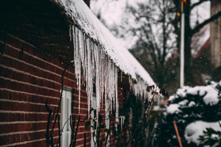 Dubbelglas ramen tegen winterkou geïnstalleerd.