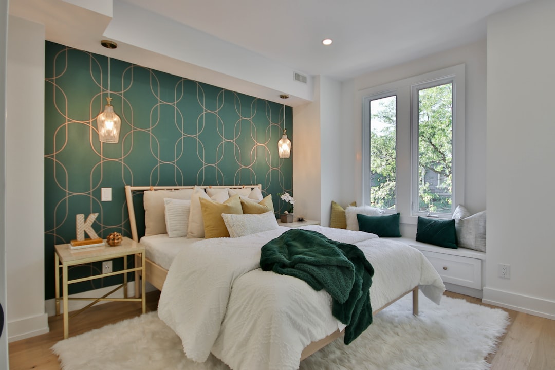 Modern slaapkamer met fotobehang bloemenmotief. Modern slaapkamer met fotobehang bloemenmotief.