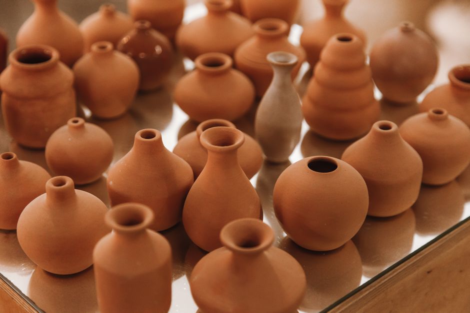 Terracotta schilderij in minimalistisch interieur. Terracotta schilderij in minimalistisch interieur.