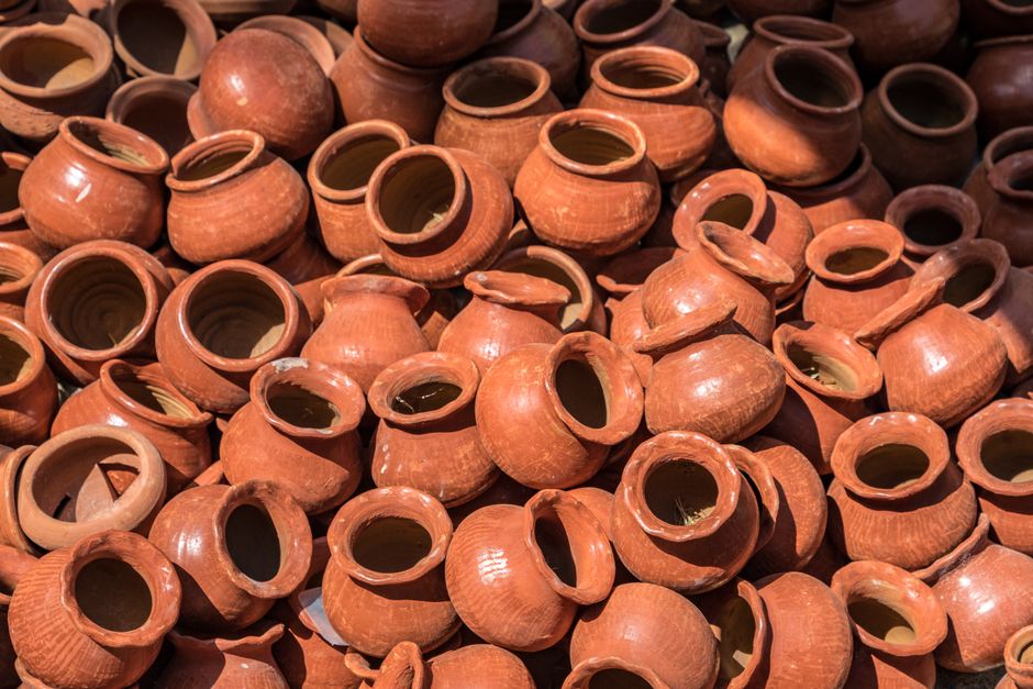 Abstracte terracotta wandkunst met aardse tinten. Abstracte terracotta wandkunst met aardse tinten.