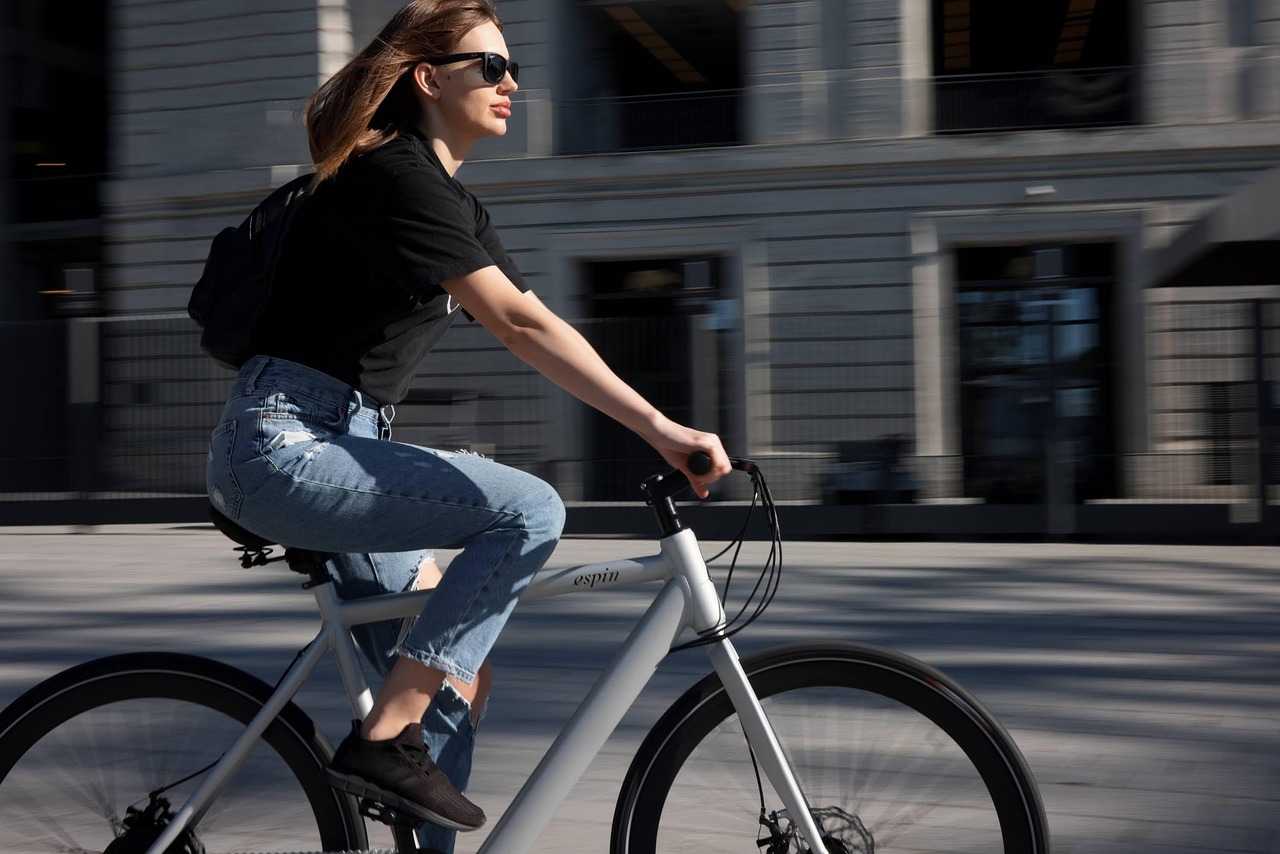 Vrolijke fietsillustratie naast moderne kunstobjecten. Vrolijke fietsillustratie naast moderne kunstobjecten.