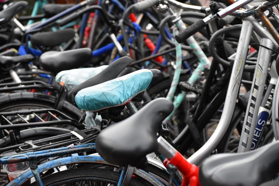 Kleurrijke fietsposters verlevendigen de halmuur. Kleurrijke fietsposters verlevendigen de halmuur.