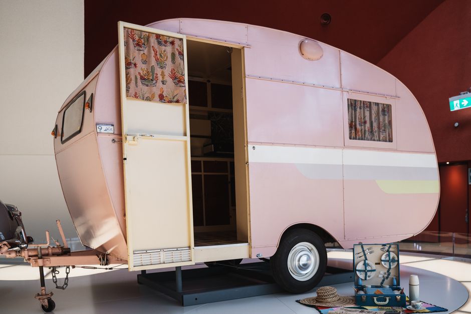 Gezellige nazomer caravan met kleurrijke gordijnen. Gezellige nazomer caravan met kleurrijke gordijnen.